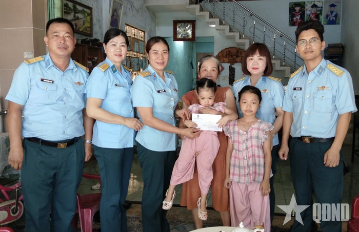  Trao quà tặng gia đình Trung tá Đào Văn Thắng, Tiểu đoàn trưởng Tiểu đoàn huấn luyện CSM.