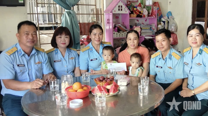  Hội Phụ nữ tặng quà gia đình Thiếu tá QNCN Dương Tiến Phi, nhân viên Đồ bản có con bị bệnh teo cơ bẩm sinh.