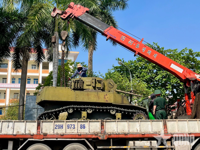 Công tác vận chuyển xe tăng M5 Stuart được triển khai chặt chẽ, bảo đảm an toàn. 