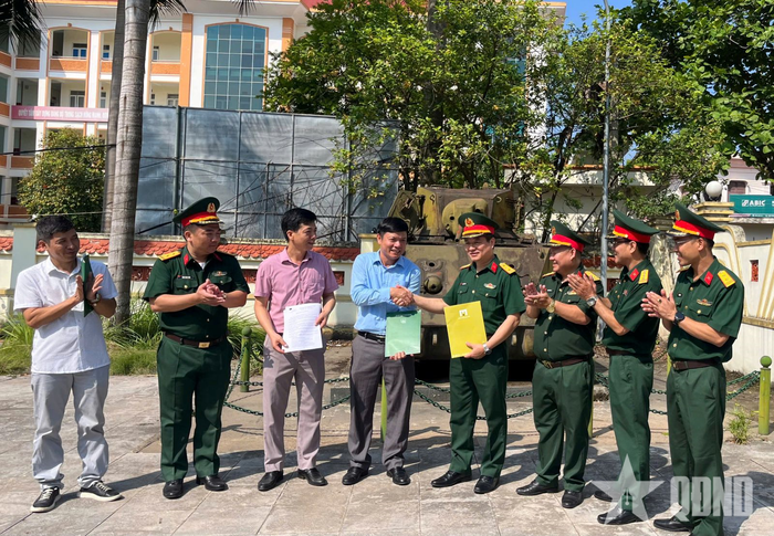 Đại diện Bảo tàng Lịch sử Quân sự Việt Nam tiếp nhận hiện vật từ Bảo tàng Hà Nội.