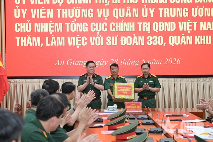 Đại tướng Nguyễn Trọng Nghĩa tặng quà cán bộ, chiến sĩ Sư đoàn 330. 