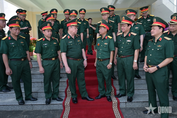 Đại tướng Nguyễn Trọng Nghĩa và đoàn công tác với lãnh đạo Sư đoàn 330, Quân khu 9.