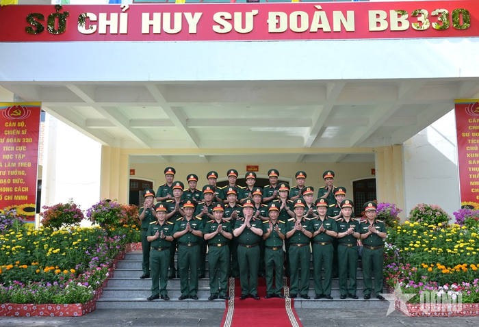 Đại tướng Nguyễn Trọng Nghĩa với lãnh đạo chủ chốt Sư đoàn 330, Quân khu 9. 