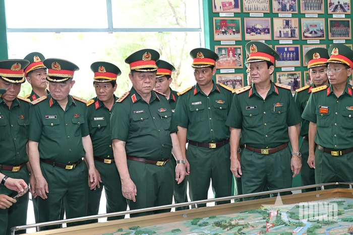 Đại tướng Nguyễn Trọng Nghĩa và đoàn công tác thăm Phòng truyền thống Trung đoàn 1, Sư đoàn 330, Quân khu 9. 