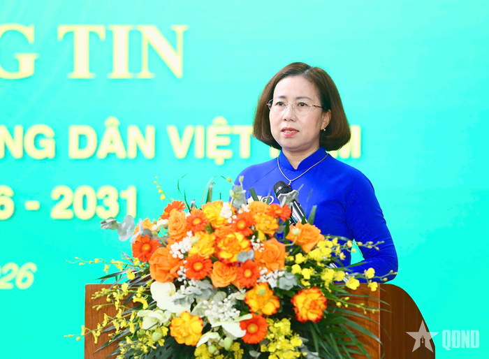  Đồng chí Bùi Thị Thơm, Phó chủ tịch Trung ương Hội Nông dân Việt Nam phát biểu tại họp báo. 