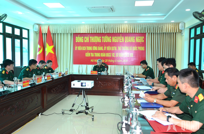  Quang cảnh buổi làm việc tại Trung đoàn 102.
