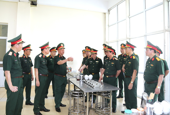 Thượng tướng Nguyễn Quang Ngọc và các đại biểu kiểm tra khu vực nhà ăn của học viên tại Trường Sĩ quan Chính trị. 