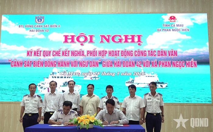  Lễ ký kết quy chế kết nghĩa, phối hợp hoạt động giữa Hải đoàn 42 và xã Phan Ngọc Hiển.