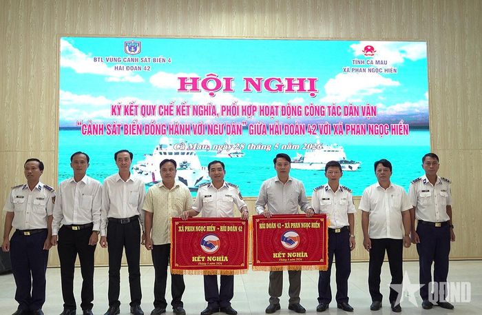  Hai đơn vị trao tặng cờ kết nghĩa và chụp ảnh lưu niệm.