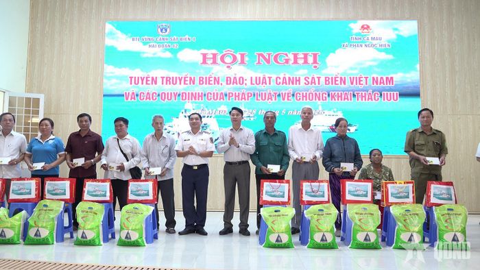 Thượng tá Trịnh Minh Hiển, Chính ủy Hải đoàn 42 và đồng chí Trần Minh Đẳng, Phó bí thư Thường trực Đảng ủy xã Phan Ngọc Hiển trao các phần quà tặng bà con ngư dân.