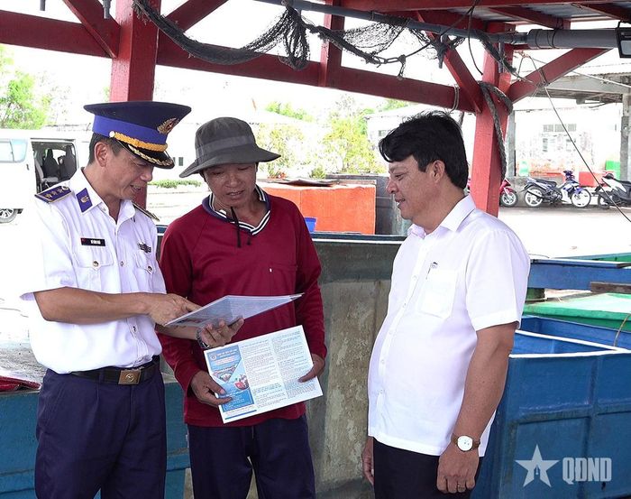  Lãnh đạo Hải đoàn 42 và lãnh đạo xã Phan Ngọc Hiển trực tiếp tới cảng cá tuyên truyền pháp luật cho bà con ngư dân.