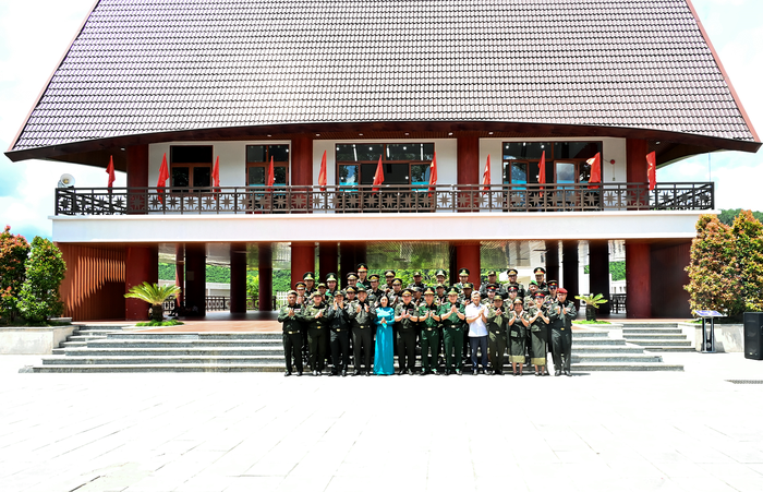  Các đại biểu chụp ảnh tại Nhà văn hóa hữu nghị biên giới Việt Nam - Lào - Campuchia.