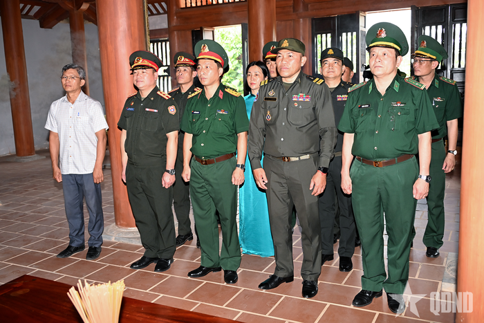 Đại diện đoàn sĩ quan trẻ ba nước và lãnh đạo Bộ đội Biên phòng tỉnh Quảng Ngãi, lãnh đạo xã Bờ Y thắp hương tại Đền tưởng niệm Liệt sĩ Trường Sơn.