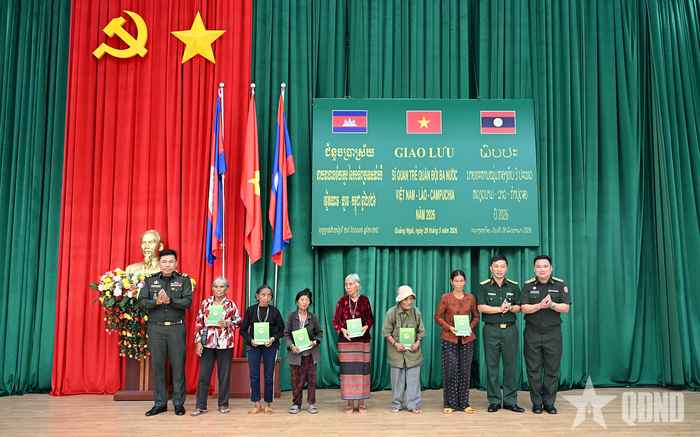  Đoàn sĩ quan trẻ ba nước trao quà tặng các hộ dân nghèo xã Bờ Y.
