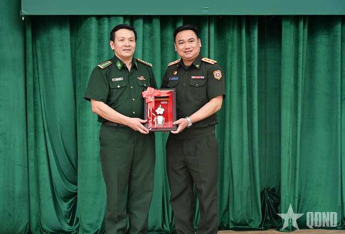 Trung tá Soulibanh Sorphappanya, Phó trưởng phòng Thanh niên, Trưởng đoàn đại biểu sĩ quan trẻ Quân đội nhân dân Lào trao quà lưu niệm tặng Bộ đội Biên phòng tỉnh Quảng Ngãi.