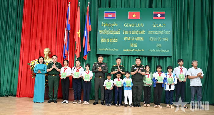  Đoàn sĩ quan trẻ ba nước và đại biểu trao quà tặng các học sinh xã Bờ Y.