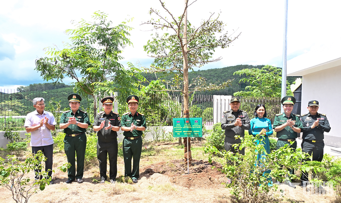  Các đại biểu trồng cây lưu niệm tại Nhà văn hóa hữu nghị biên giới Việt Nam - Lào - Campuchia.