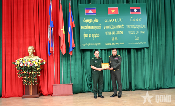 Đại tá Nak Vicheck, Phó chánh văn phòng Lục quân, Trưởng đoàn đại biểu sĩ quan trẻ Quân đội Hoàng gia Campuchia trao quà lưu niệm tặng Bộ đội Biên phòng tỉnh Quảng Ngãi.