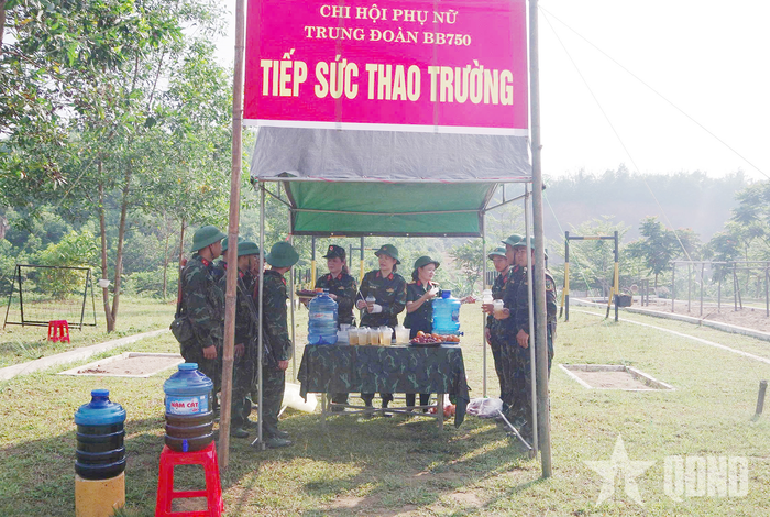 Chi hội Phụ nữ Trung đoàn 750 đến tiếp nước và động viên bộ đội trên thao trường. 
