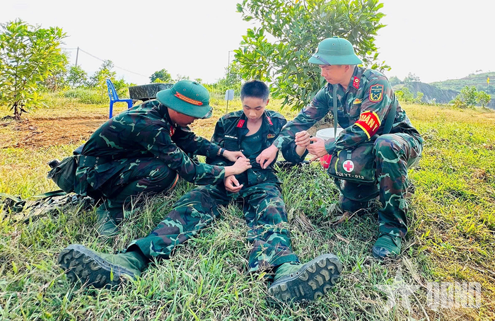 Lực lượng quân y được huy động tối đa để xử lý các tình huống say nắng, say nóng của bộ đội. 