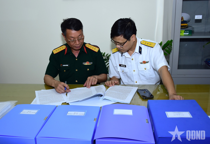 Đoàn công tác tiến hành kiểm tra tại Bộ tư lệnh Vùng 1 Hải quân. 