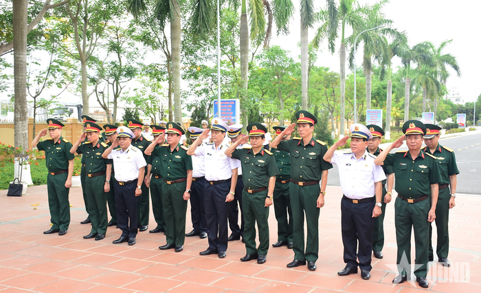 Thượng tướng Trương Thiên Tô cùng đoàn công tác dâng hương tại Đài tưởng niệm các Anh hùng liệt sĩ tại Bộ tư lệnh Vùng 1 Hải quân. 