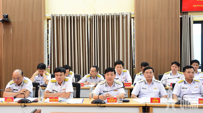 Các đại biểu dự buổi kiểm tra. 