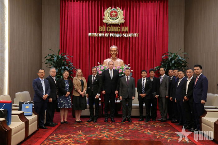 Hai bên chụp ảnh lưu niệm.