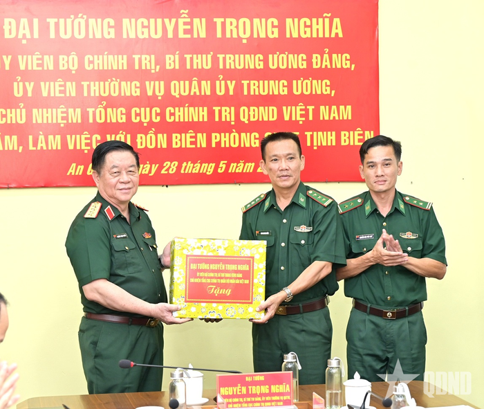 Đại tướng Nguyễn Trọng Nghĩa tặng quà cán bộ, chiến sĩ Đồn Biên phòng Cửa khẩu quốc tế Tịnh Biên.