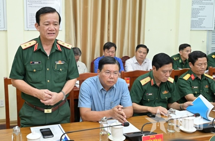 Trung tướng Hồ Văn Thái, Chính ủy Quân khu 9 phát biểu tại buổi làm việc.