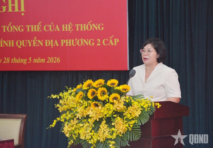 Đồng chí Văn Thị Bạch Tuyết, Phó bí thư Thành ủy TP Hồ Chí Minh trình bày báo cáo trung tâm.