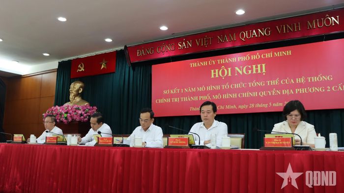 Các đồng chí chủ trì hội nghị.