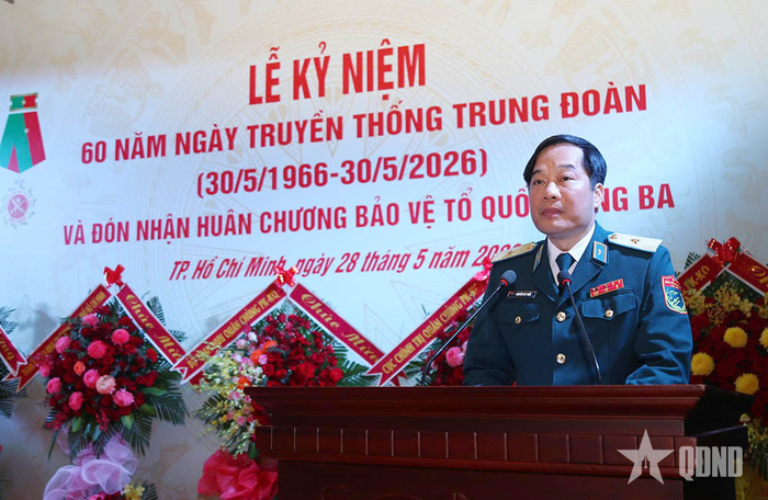  Thiếu tướng Nguyễn Huy Tuấn phát biểu chúc mừng Trung đoàn 263. 