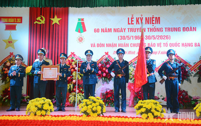 Thừa ủy quyền của Chủ tịch nước, Thiếu tướng Nguyễn Huy Tuấn trao Huân chương Bảo vệ Tổ quốc hạng Ba tặng Trung đoàn 263.