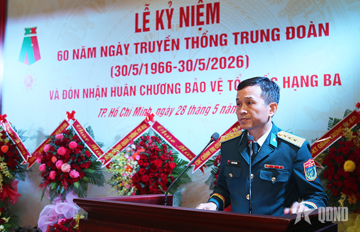 Thượng tá Phan Văn Dũng, Trung đoàn trưởng trình bày diễn văn kỷ niệm. 