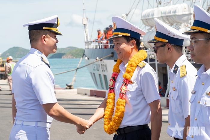 Đại tá Kongkrit Homtalop, Chỉ huy trưởng Cảng Chuk Samet đón Đại tá Lại Hồng Đông, Phó giám đốc Học viện Hải quân, Trưởng đoàn công tác Hải quân nhân dân Việt Nam trong chuyến thăm, giao lưu với Hải quân Hoàng gia Thái Lan. Ảnh:qdnd.vn 