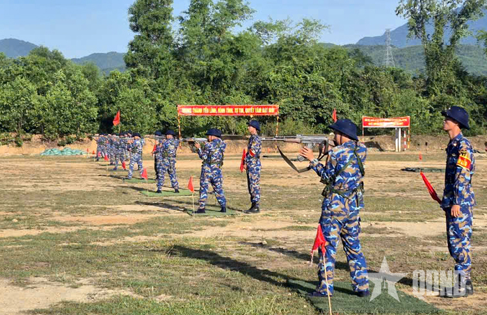  Chiến sĩ mới thực hành bắn đạn thật súng Tiểu liên AK.