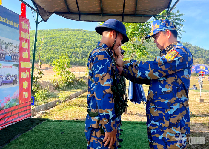  Thượng tá Trương Đức Hiển, Phó lữ đoàn trưởng, Tham mưu trưởng Lữ đoàn 83 Hải quân trao hoa tặng chiến sĩ bắn giỏi. 