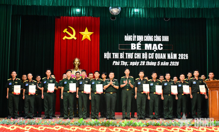 Trao chứng nhận kết quả thi Bí thư chi bộ cơ quan năm 2026 cho cán bộ dự thi.