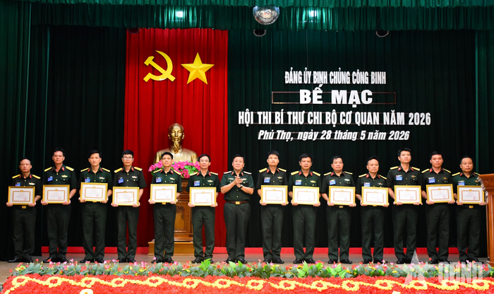 Các cá nhân đoạt giải nhận giấy khen của Ban Thường vụ Đảng ủy Binh chủng Công binh.
