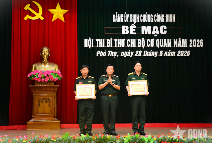 Thiếu tướng Đinh Ngọc Tường trao bằng khen tặng các tập thể có thành tích trong hội thi.