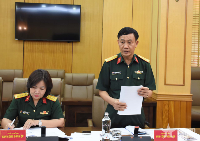  Đại tá Nguyễn Văn Đề, Trưởng ban Công đoàn Quốc phòng báo cáo kết quả chuẩn bị tổ chức tổng kết, trao giải thưởng. 