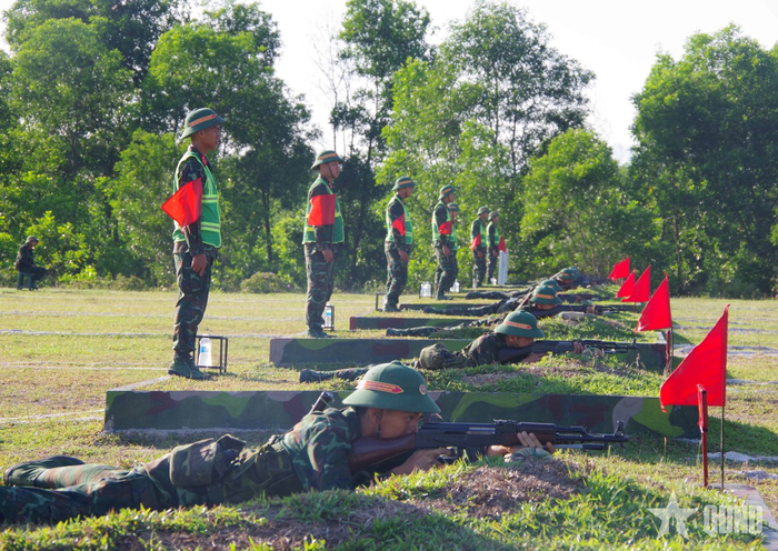 Chiến sĩ mới thực hành nội dung nằm bắn súng tiểu liên AK.