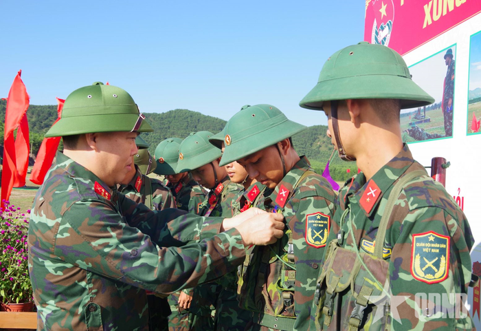 Thủ trưởng Quân khu 4 và Bộ CHQS TP Huế trao hoa bắn giỏi tặng chiến sĩ mới.