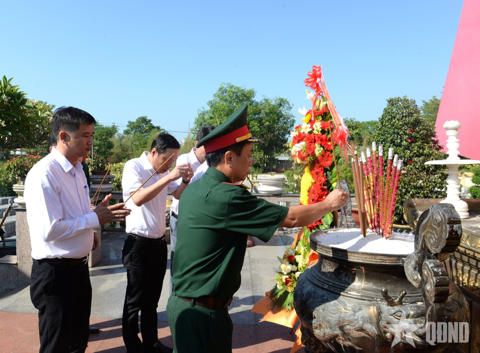  Các đại biểu dâng hoa, dâng hương tưởng nhớ, tri ân công ơn to lớn của các Anh hùng liệt sĩ.