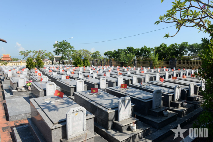  Nghĩa trang Liệt sĩ Hòa Tiến là nơi an nghỉ của 1.180 liệt sĩ, hiện có 291 mộ liệt sĩ chưa xác định được thông tin cần lấy mẫu sinh phẩm. 