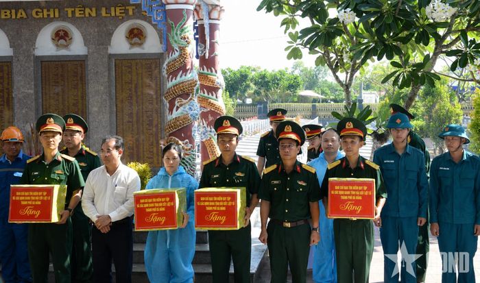  Đồng chí Trần Anh Tuấn và Đại tá Đỗ Nguyên Hoài tặng quà, động viên lực lượng tham gia lấy mẫu. 