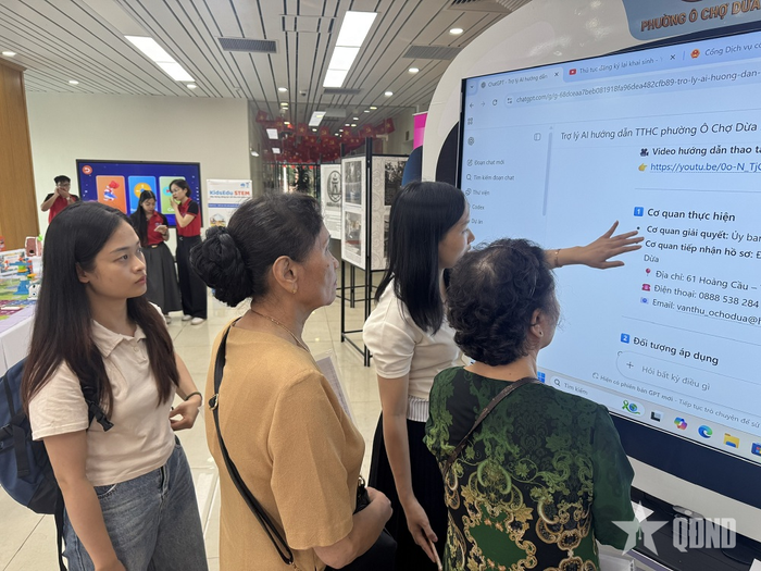 Người dân phường Ô Chợ Dừa (TP Hà Nội) nghiên cứu thủ tục hành chính.