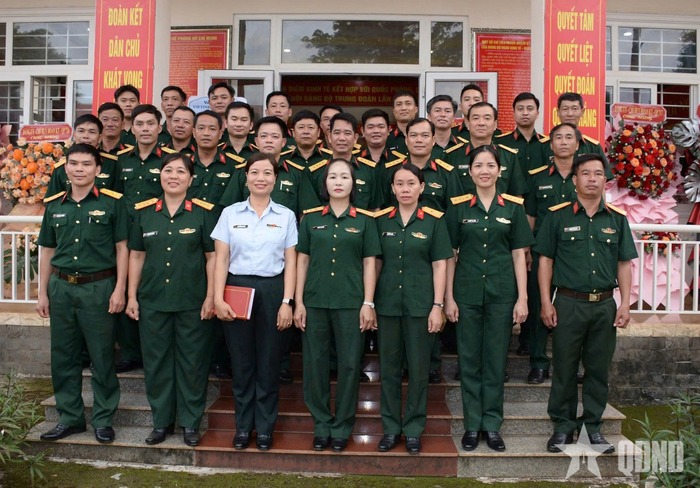  Các đại biểu tham dự hội nghị chụp ảnh lưu niệm.