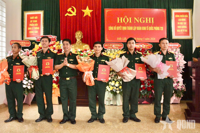  Đại tá Phạm Văn Nghĩa, Đoàn trưởng Đoàn KT-QP 728 trao quyết định bổ nhiệm chức vụ cho cán bộ các phòng, ban thuộc đơn vị.